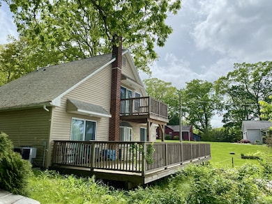 DECKS FACING THE LAKE
