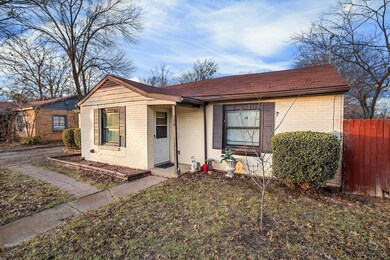 View of front of property featuring a front yard