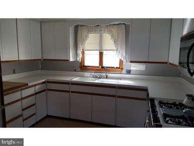 129 Deerwood Dr, Trenton, NJ 08619 - photo 4