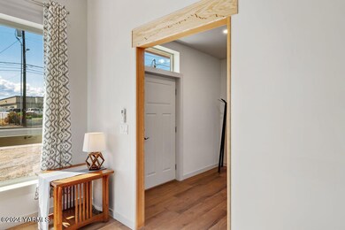 Entryway 2 (unit A)