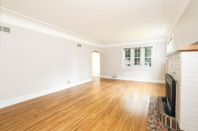 1010 livingroom 2.jpg