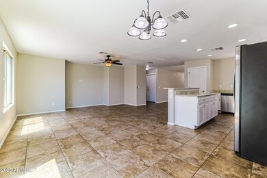 006-photo-dining-room-14504352