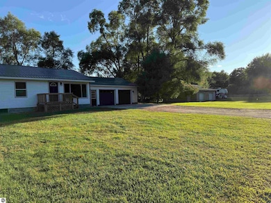 3927 W Tyler Rd, Alma, MI 48801 - photo 2