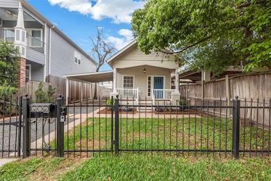 Charming bungalow with complete privacy and a secu