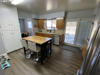 950 NE 11th St, Grants Pass, OR 97526 - photo 7