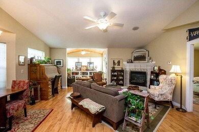 Vaulted ceiling with Fan/Light