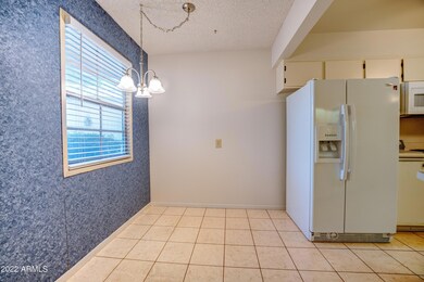 EAT-IN KITCHEN