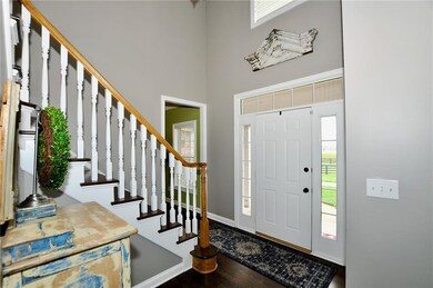 Beautiful 2 Sty entry w/hdwds and wide staircase.