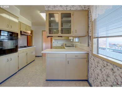 1654 E 19th St, the Dalles, OR 97058 - photo 6