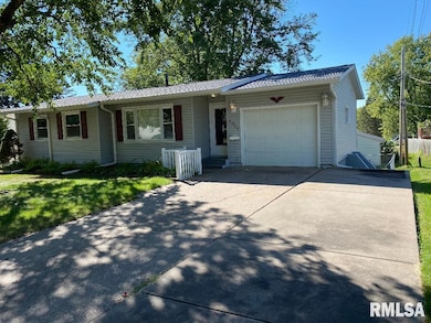5012 Candlelight Dr, Davenport, IA 52806 - photo 2