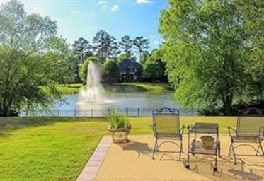 Enjoy million dollar views of the Wynlakes lake an