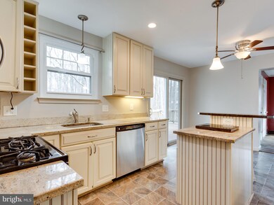 8210 Springfield Village Dr, Springfield, VA 22152 - photo 6