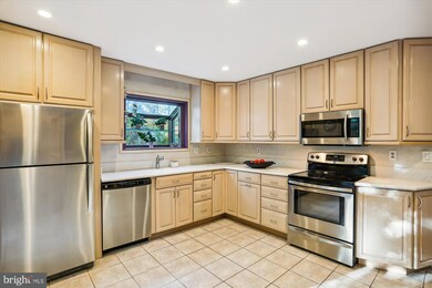 912 Twin Oaks Dr, Potomac, MD 20854 - photo 7