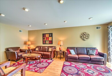 LIVING ROOM (3)
