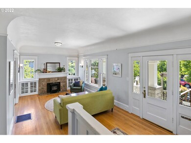 Living Room/Entrance