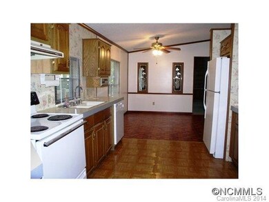 Kitchen to dining rm