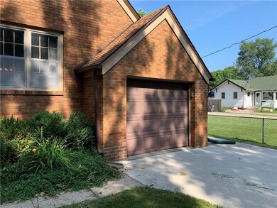 2720 45th St, Des Moines, IA 50310 - photo 4