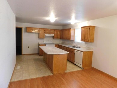 Kitchen w Movable Island