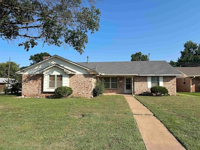 3301 Cogdal Dr, Enid, OK 73703 - photo 2