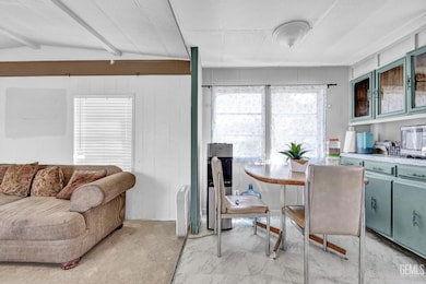 11640 Comanche Dr unit 30, Arvin, CA 93203 - photo 3