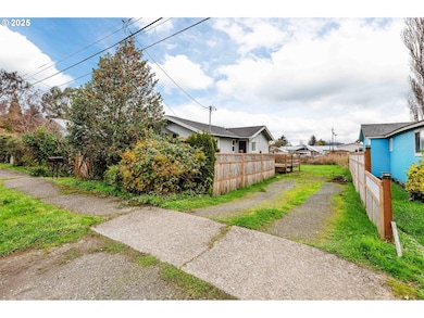 1066 S 8th St, Coos Bay, OR 97420 - photo 2