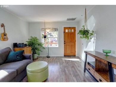 209 W 10th St, the Dalles, OR 97058 - photo 3