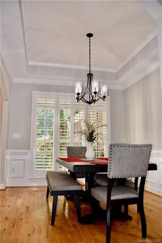 Dining room with tray ceiling