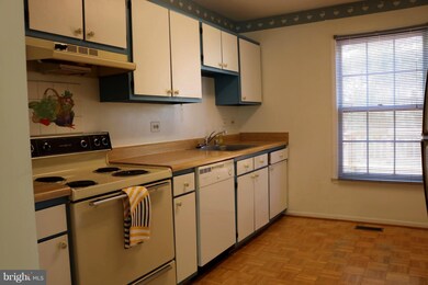 1612 Lefrak Ct, Herndon, VA 20170 - photo 3