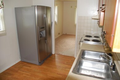 Kitchen: refrigerator w/ ice-maker