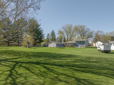 1429 Columbus Dr, Waterloo, IA 50702 - photo 3