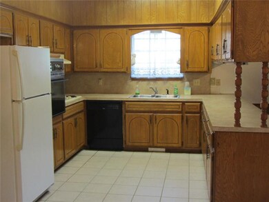 Ceramic tile floor, dishwasher, built-in electric 