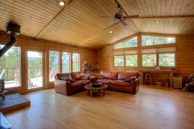370 Grandview Circle_LivingRoom01