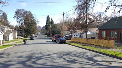 716 NW C St, Grants Pass, OR 97526 - photo 5