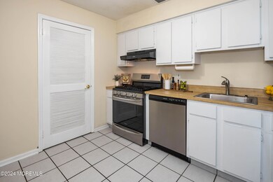 2102 Buckingham Cir, Middletown, NJ 07748 - photo 7