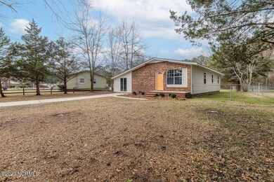 725 Dennis Rd, Jacksonville, NC 28546 - photo 4