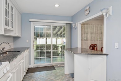 14 Radburn Dr, ComMacK, NY 11725 - photo 6