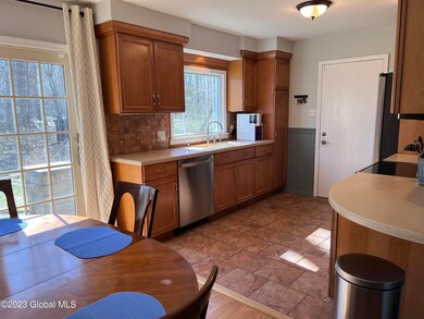 972 Riverview Rd, Schenectady, NY 12309 - photo 6