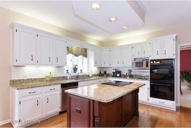 4372 Camelot Cir, Naperville, IL 60564 - photo 4