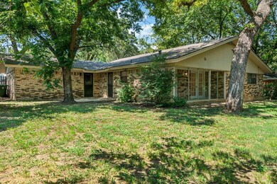 504 E Redbud Dr, Hurst, TX 76053 - photo 4