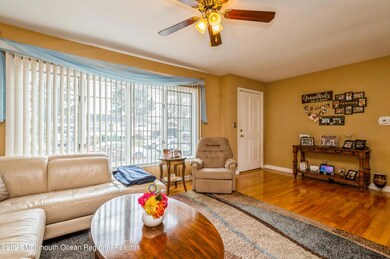 03_17LongviewRoad_10001_LivingRoom_HiRes