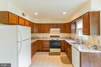 2217 Cedar Mill Ct, Vienna, VA 22182 - photo 2