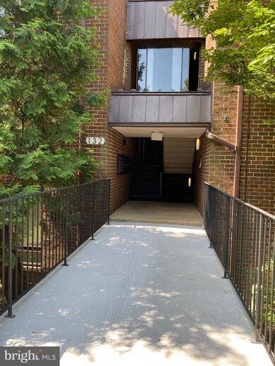 132 Roberts Ln unit 301, Alexandria, VA 22314 - photo 2