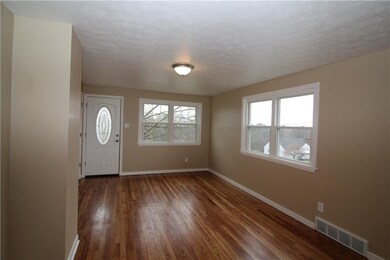 Spacious Living Room w/ Newer Lead Glass Steel Fro