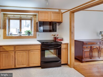 10902 Maple St, Fairfax, VA 22030 - photo 5