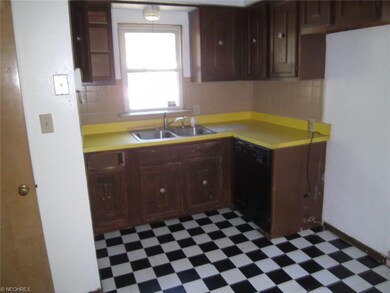 15996 Ravine Dr, Cleveland, OH 44112 - photo 6