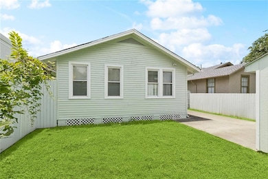GRASSY BACKYARD AND CEMENT PATIO FOR YOUR DINING SET.