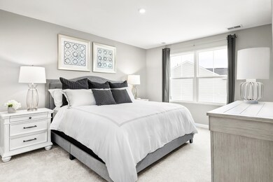 Generous owner's bedroom with nice natural light. Features a full en-suite bathroom and a walk-in closet. Owner's bedroom dimensions : 11'6