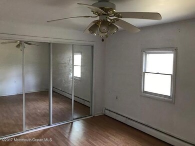 352-599388 bedroom