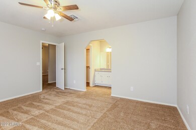 008-photo-main-bedroom-11572970