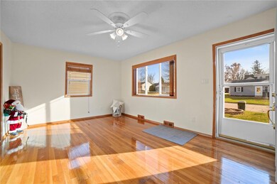 2432 9th Ave SW, Cedar Rapids, IA 52404 - photo 5